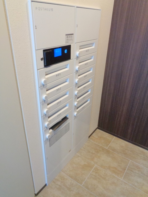 ロビー　便利な宅配ＢOX設置済