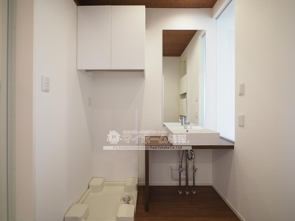 洗面設備　ポール付き収納棚。ナチュラルでシンプルな洗面台。