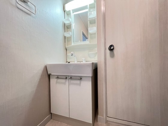 洗面設備　掲載写真は同マンション別部屋参考写真となります。