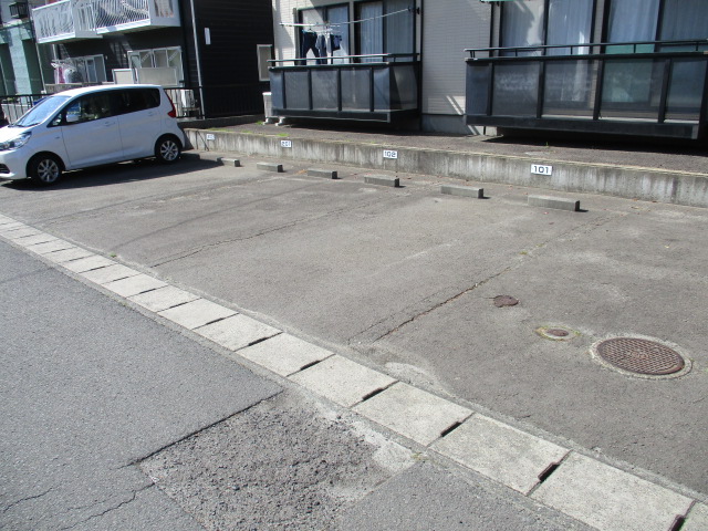 駐車場　敷地内駐車場空き有り。（駐車料等別途かかります）