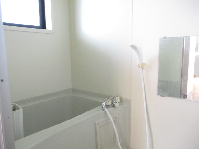 バス・シャワールーム　浴室に小窓付いてます。