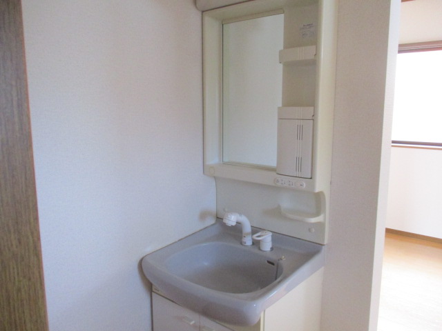 洗面設備　独立洗面化粧台付き。