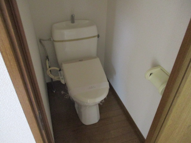 トイレ　嬉しい温水洗浄暖房便座付き♪