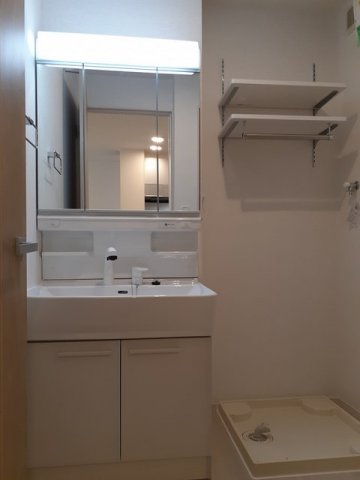 洗面設備　明るい洗面所です