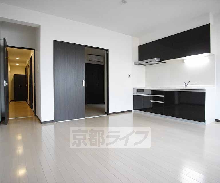 居室・リビング　広いリビングが特徴的です。