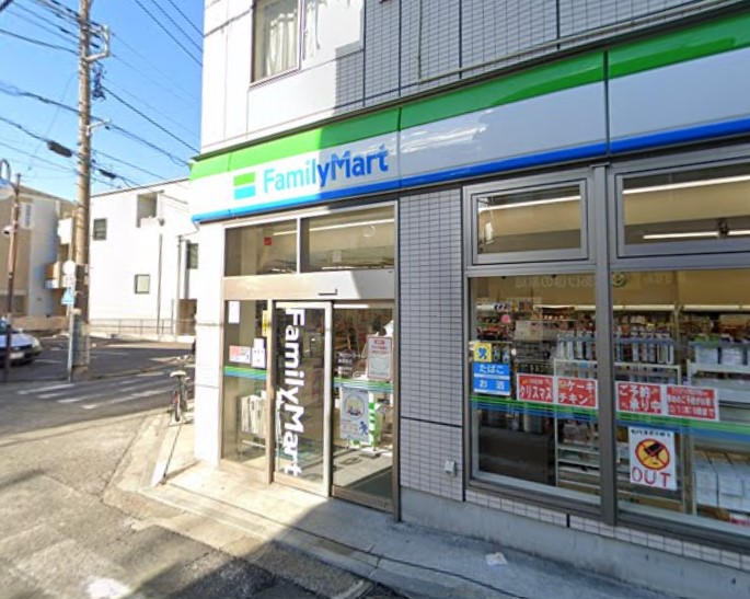 コンビニ　ファミリーマート（コンビニ）まで579m