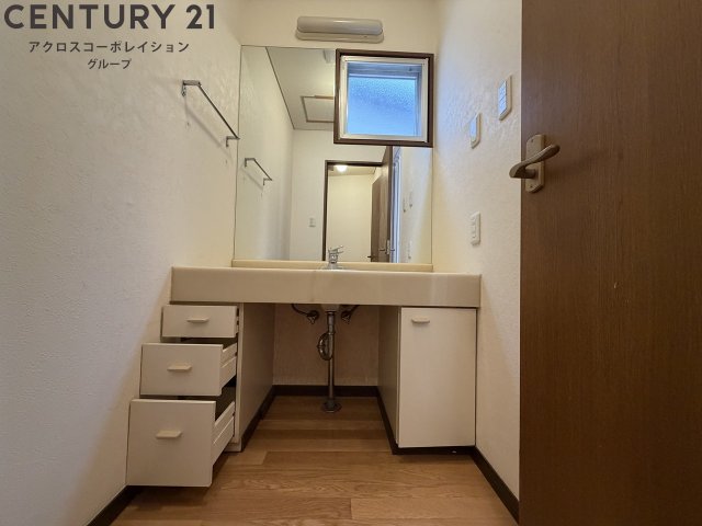 洗面設備　収納豊富