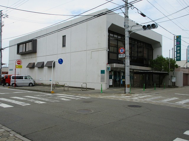 銀行　伊予銀行郡中支店（銀行）まで700m