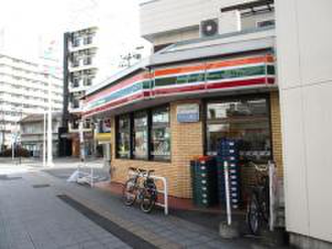 コンビニ　セブンイレブン新寺1丁目店（コンビニ）まで108m