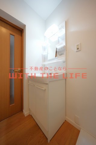 洗面設備　独立洗面台、小物を置くことができて便利です