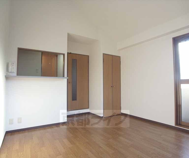 居室・リビング　天井の高い７．５帖の洋室です。