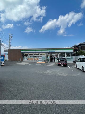コンビニ　ファミリーマート（コンビニ）まで702m