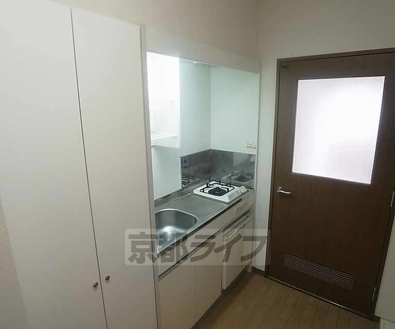 キッチン　冷蔵庫付きのキッチンです。