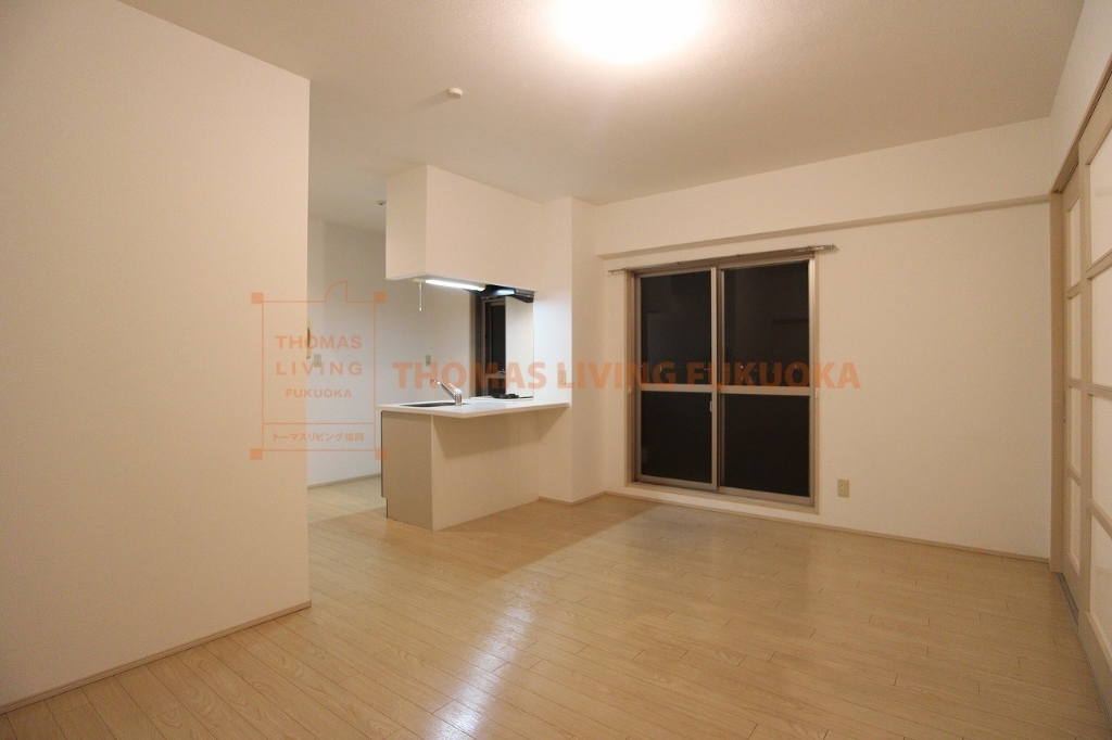 居室・リビング　角部屋で窓もあり、日当たり良好です。