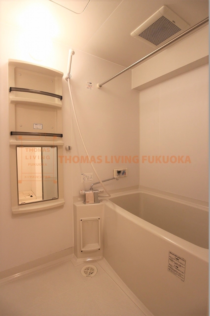 バス・シャワールーム　清潔感のあるお風呂です。