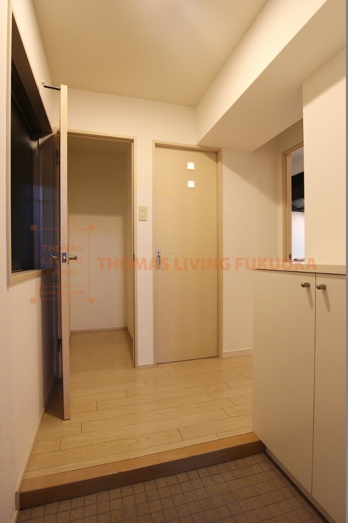 玄関　玄関には納戸もあります。