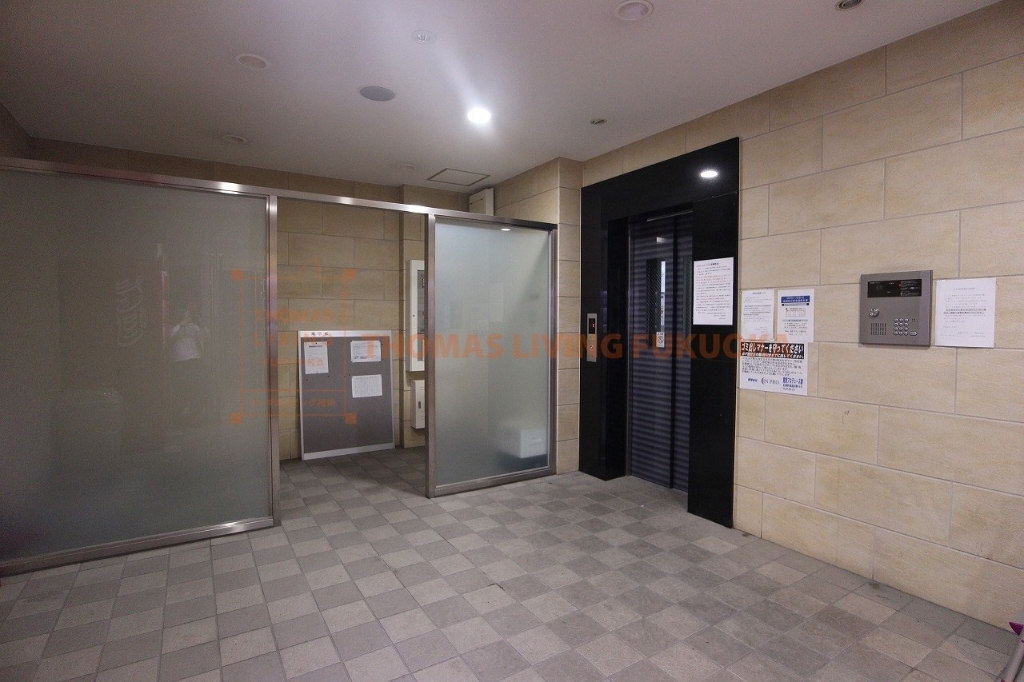 ロビー　エレベーターは各フロアお持ちの鍵でないと反応しません。