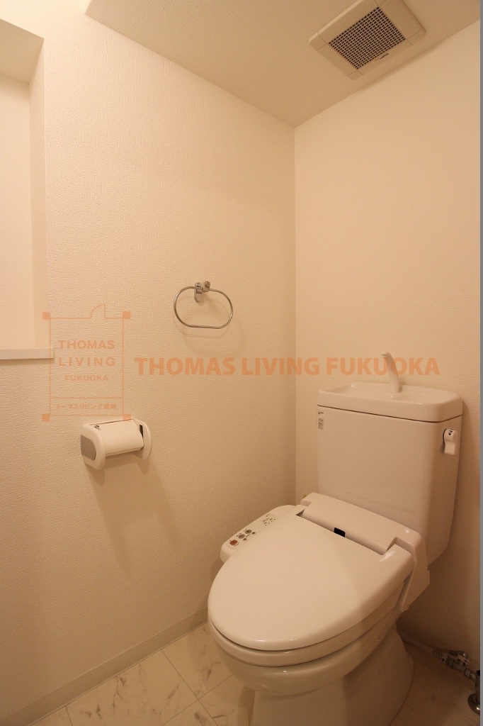 トイレ　温水洗浄便座が備わっています。