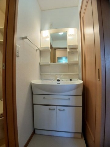 洗面設備　ゆったりとスペースのある洗面所