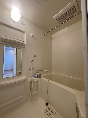 バス・シャワールーム　コンパクトで使いやすいお風呂です