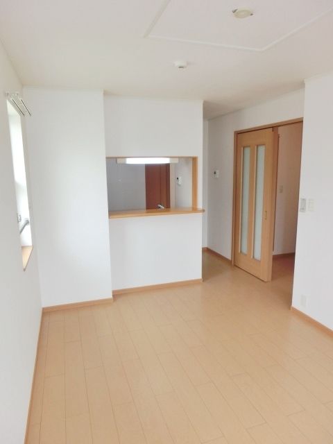 その他部屋・スペース　バルコニー側から見たリビングルーム。