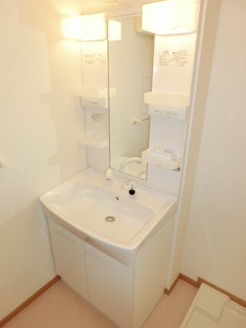 洗面設備　きれいな独立洗面台。