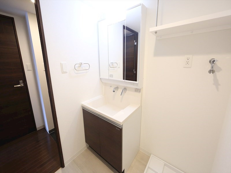 洗面設備　脱衣所　独立洗面台（シャンプードレッサー付）収納スペース有