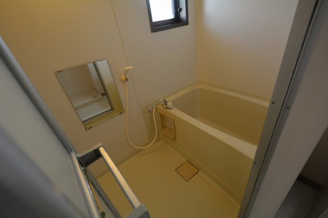 バス・シャワールーム　窓のある浴室です♪