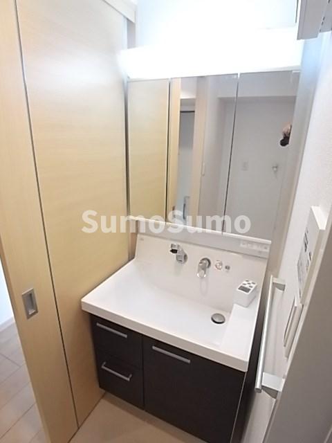 洗面設備　ゆったりとスペースのある洗面所