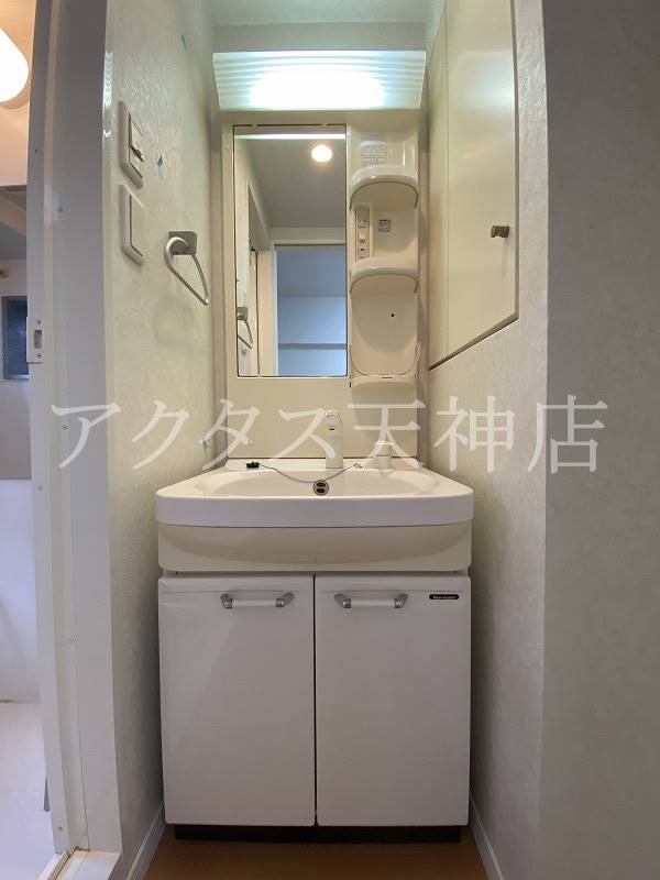 洗面設備　右上段に、収納扉があります。