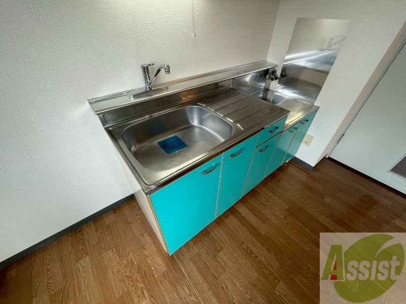 キッチン　調理スペースも広々しておりお料理しやすそうです！