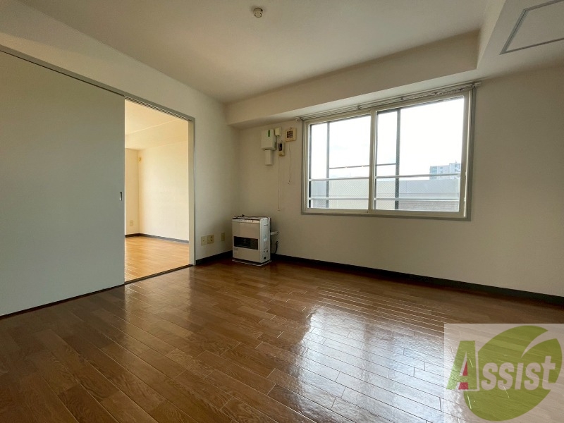 居室・リビング　リビングです。窓が大きくて明るいですね！