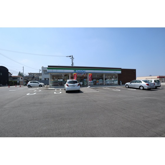 コンビニ　ファミリーマート富山鍋田店（コンビニ）まで650m