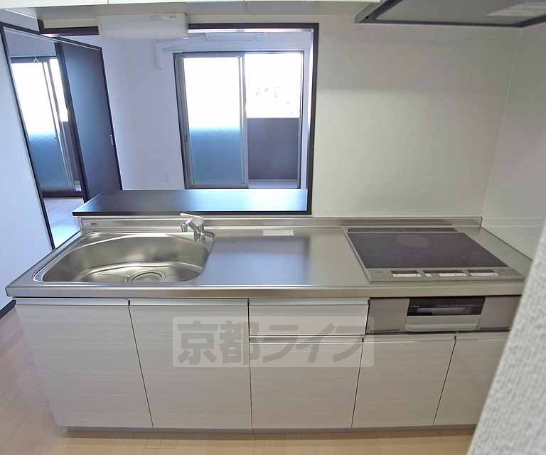 キッチン　ＩＨ３口システムキッチンです。