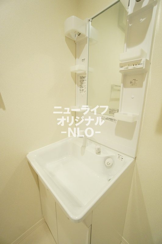 洗面設備　シャワー付き洗面台で朝の支度も楽にできます☆