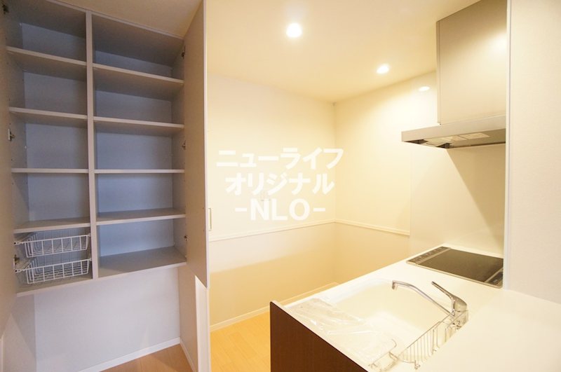 その他　キッチン横にはパントリーとして活用できる収納があります☆