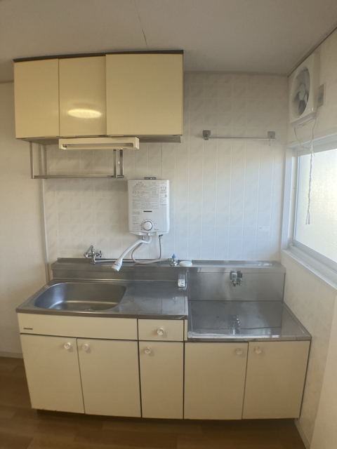 キッチン　瞬間湯沸器は残置物。
