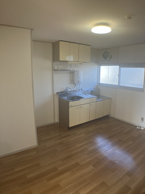 その他部屋・スペース　瞬間湯沸器は残置物。