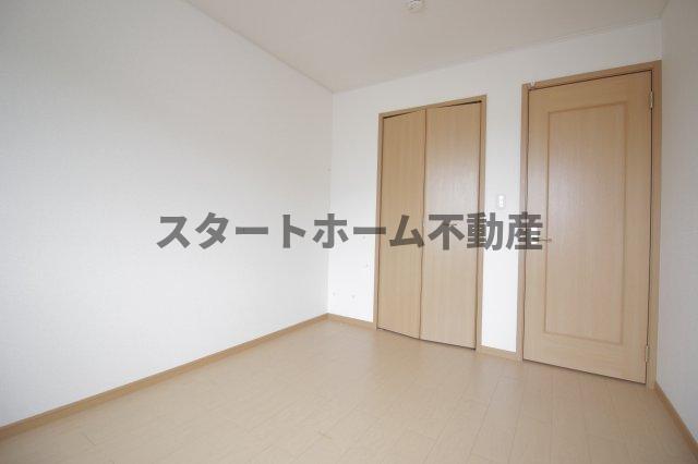 その他部屋・スペース　開放的な寝室です