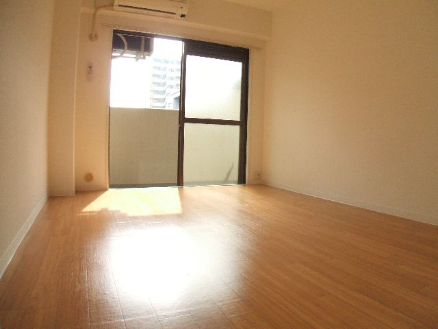 居室・リビング　キレイで明るい洋室