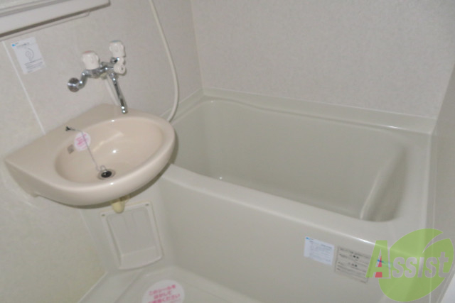 バス・シャワールーム　バスルームはこちらです。一日の疲れをここで癒して下さい。