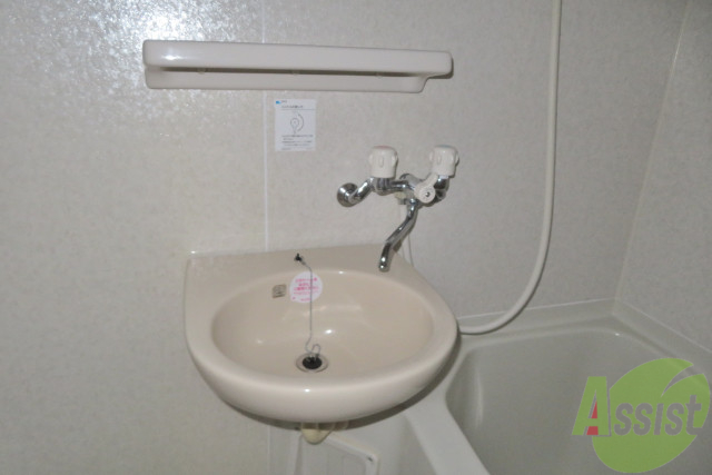 洗面設備　洗面台はバスルームに付いていました。
