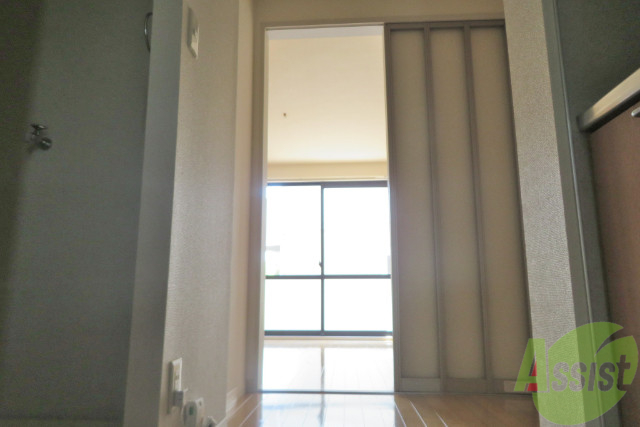 玄関　玄関から撮影しました。敷居が高くなくて安心ですね。