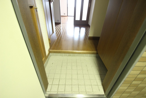 玄関　※別号室の写真です