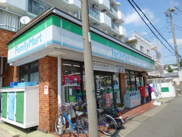 コンビニ　ファミリーマート（コンビニ）まで20m