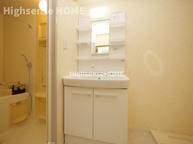 洗面設備　ゆったりとスペースのある洗面所