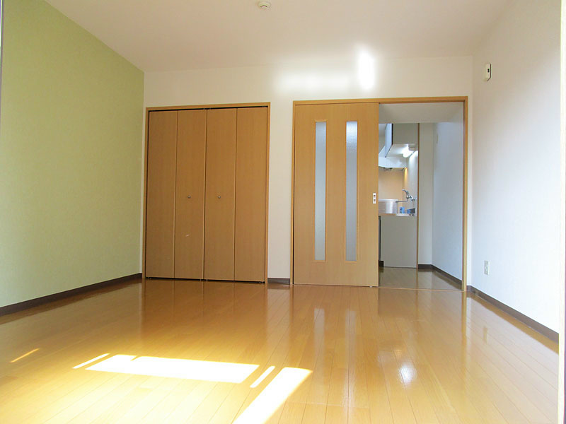 その他部屋・スペース　壁一面がアクセントクロスで明るい雰囲気のお部屋です。