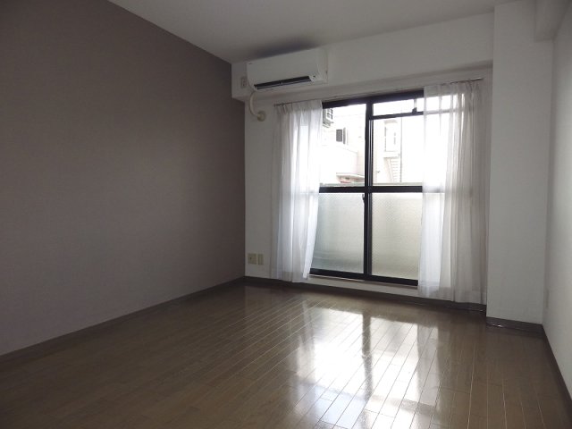 居室・リビング　※同建物同型別のお部屋