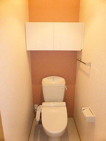 トイレ　アクセントクロスがお洒落な収納付きシャワートイレ♪