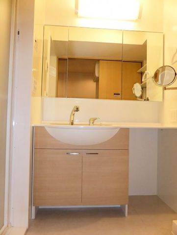 洗面設備　大型ミラー付きのスタイリッシュなドレッサー！